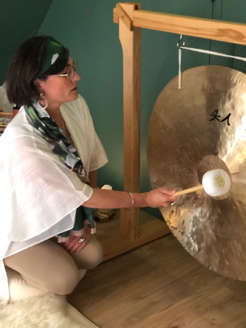 Nancy Bonilla tape sur un gong